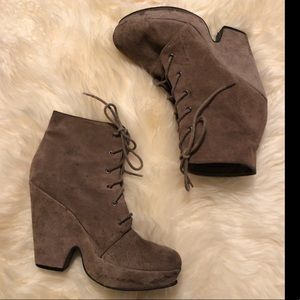 UO Brown / Beige Suede Lace Front Platform Boots 7